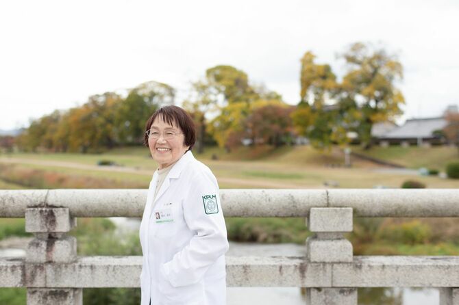 心療内科医の藤井英子さん。週6日の通勤はバスと徒歩で。