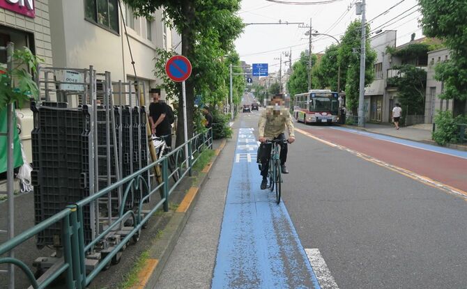 自転車専用レーンを逆走する自転車。これは「絶対ダメなヤツ