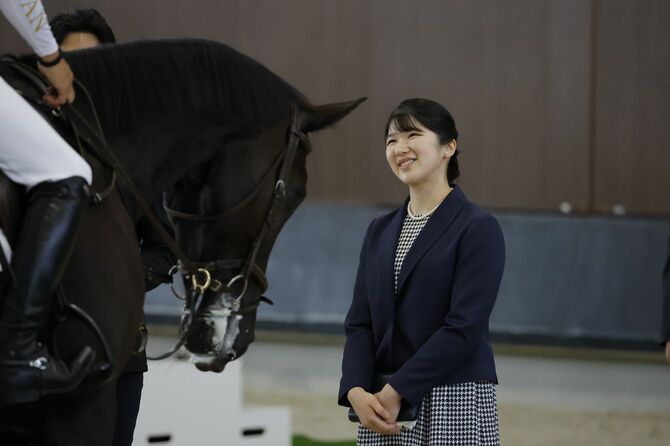 第50回愛馬の日のイベントを視察される愛子さま＝2025年9月23日午後、東京都世田谷区の馬事公苑