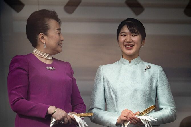 2026年1月2日、皇居で行われた新年一般参賀に、愛子内親王（右）と信子内親王がお出ましになり、楽し気に言葉を交わしていた