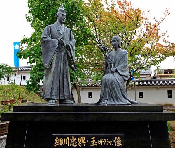 京都府長岡京市にある細川ガラシャ・忠興像