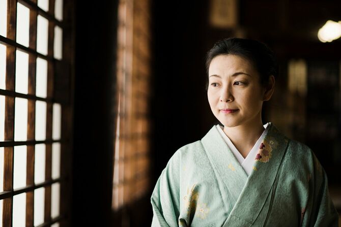 和装でお寺にいる女性