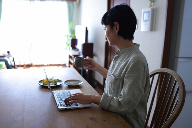 ラップトップを使う女性