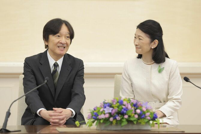 パラグアイ訪問を前に記者会見される秋篠宮ご夫妻。2026年8月13日午前、東京・赤坂御用地の赤坂東邸