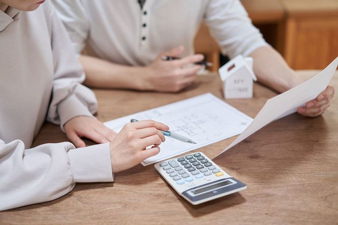 お金の計算をする夫婦