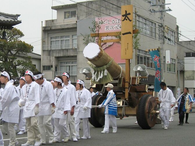 お木曳行事の、一日神領民の奉曳車。三重県伊勢市宮町で2007年撮影
