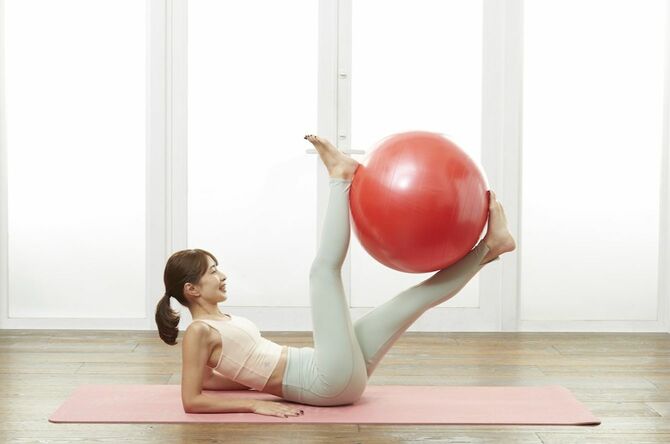 写真⑥　出典＝SAYAKA『バランスボール「美やせ」革命』（プレジデント社）