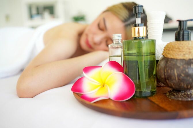 癒しの美容時間を過ごす女性