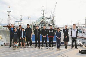 漁船前で。船団丸最初のモデル「萩大島船団丸」。北海道や千葉、鹿児島などで水平展開する船団丸のノウハウは萩大島の漁師たちがコンサルタントとなり全国に広める。