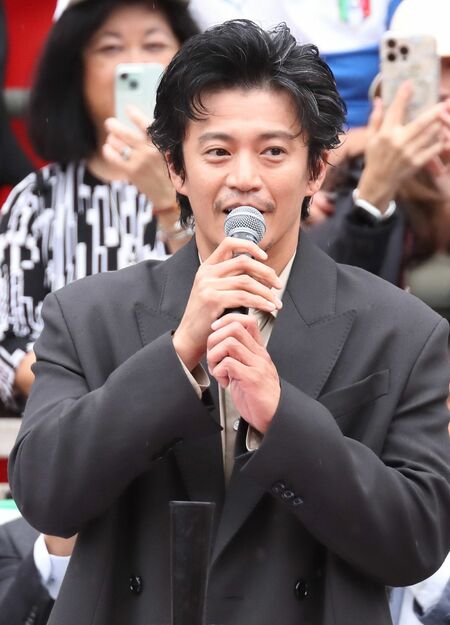 「豊臣兄弟！」で信長を演じている小栗旬、名古屋まつりにて、2025年10月19日、名古屋市