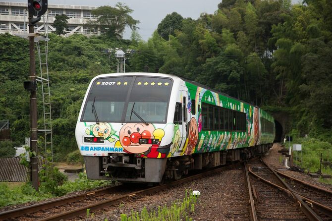 JR四国の南風「アンパンマン列車」