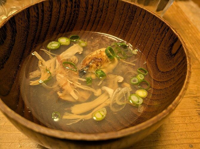 ムール貝ときのこ（乾物）とカツオ節を入れた「3種のうまみ汁」。一体化はしなかったけれど楽しい汁になりました