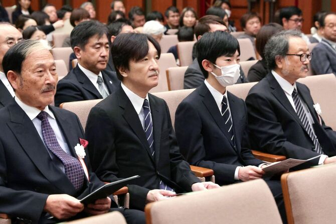 全国学校・園庭ビオトープコンクール2025の発表大会に出席された秋篠宮さまと悠仁さま＝2026年2月8日午後、東京・上野の東京国立博物館平成館（代表撮影）