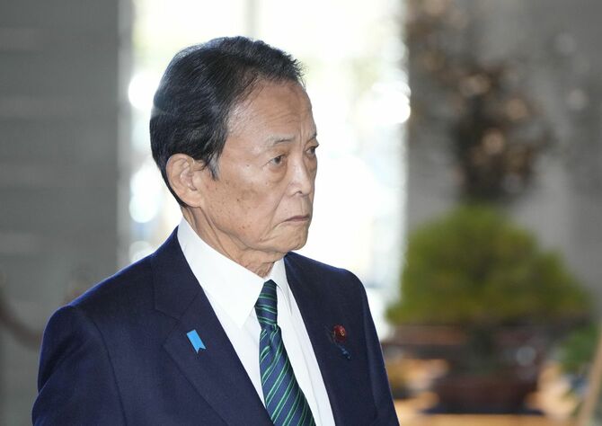 政府与党連絡会議のため、首相官邸に入る自民党の麻生太郎副総裁＝2026年1月9日