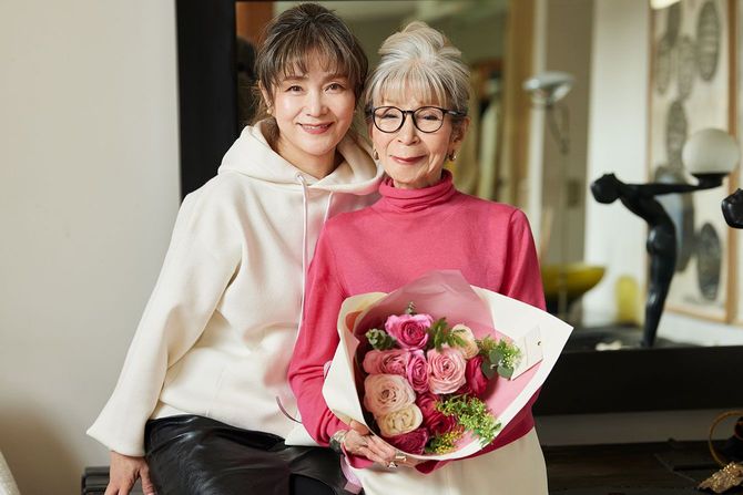 （写真右）川邉サチコさん。「仕事は母がしてきたことと同じく、母の一挙手一投足を見て覚えた」と美木ちがやさん（写真左）。