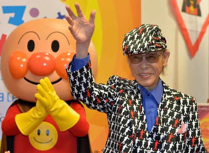 2013年5月1日、東京で開催されたやなせたかし氏の個展にて、漫画家やなせたかし氏と名キャラクター「アンパンマン」（左）