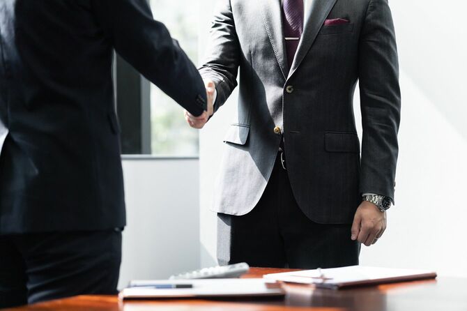 握手を交わすビジネスマン