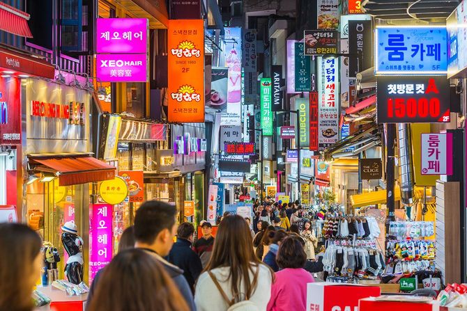 多くの人でにぎわう夜の明洞