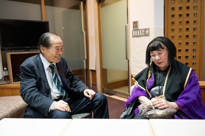 昔を振り返りながらインタビューに答える宮川夫妻