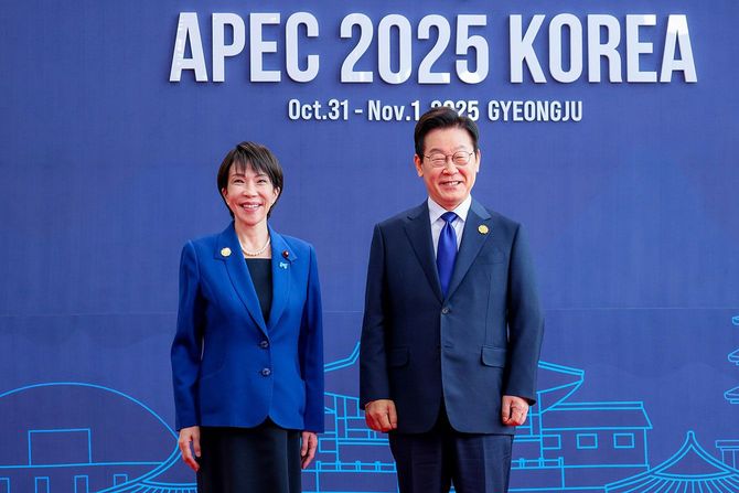 2025年10月31日、韓国の慶州でAPEC（アジア太平洋経済協力）首脳会議に出席する高市早苗首相と韓国の李在明大統領