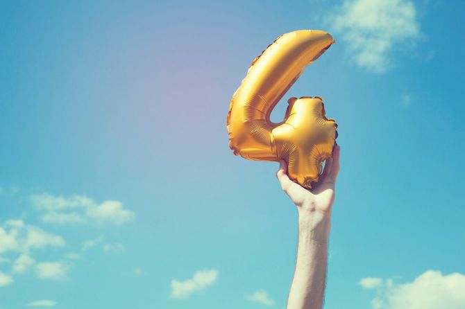 数字の「4」を持つ人の手