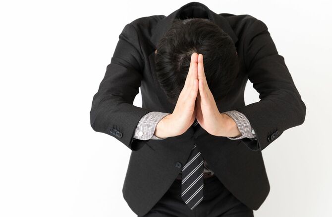 ビジネスマンが謝罪