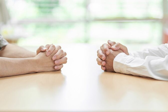 テーブルで向かい合う男女