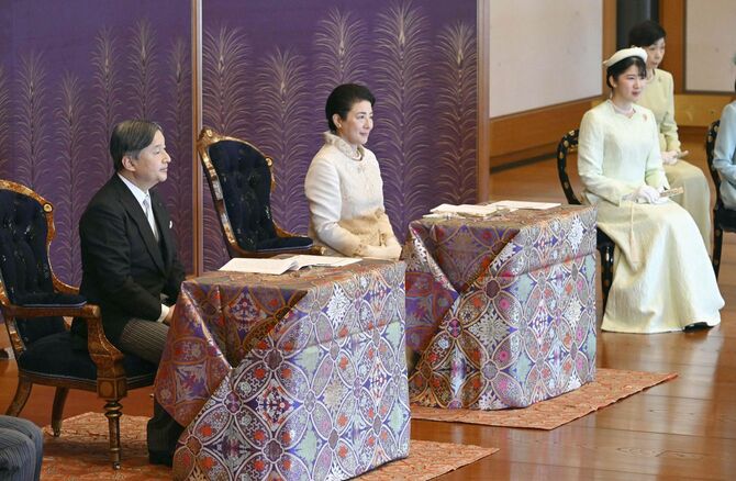 「講書始の儀」で講義を受けられる天皇、皇后両陛下と愛子さま＝2026年1月9日午前、宮殿・松の間（代表撮影）