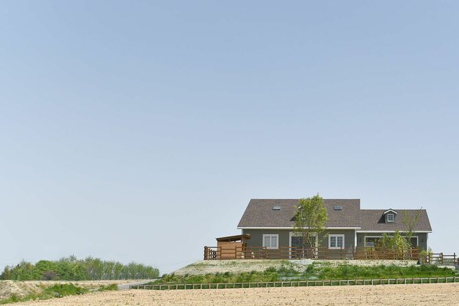 丘の上に建つ「楓の丘 こどもと女性のクリニック」