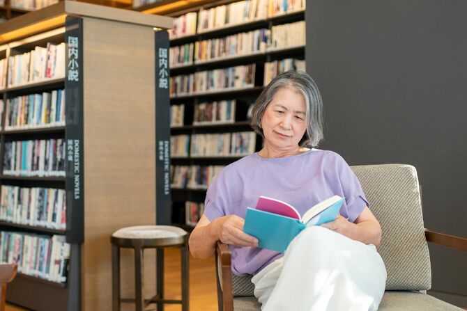 図書館で本を読む女性