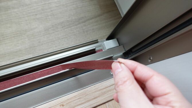 窓のサッシの溝にマスキングテープを貼り、汚れたら交換する