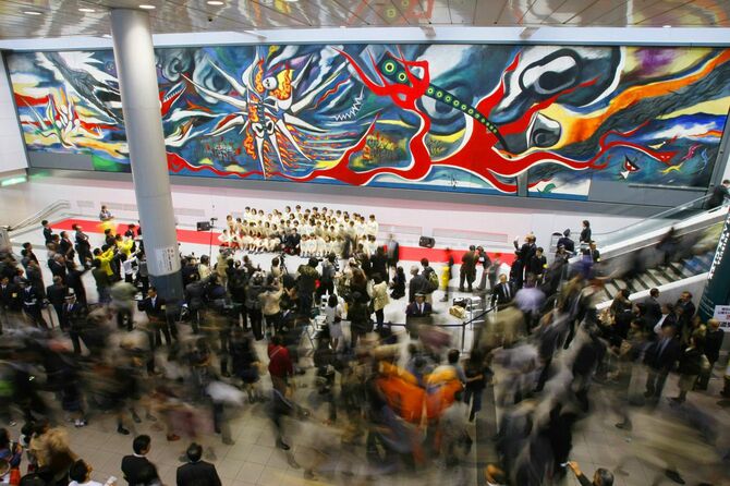 京王井の頭線渋谷駅連絡通路に設置され、一般公開された岡本太郎さんの巨大壁画「明日の神話」（＝2008年11月17日）