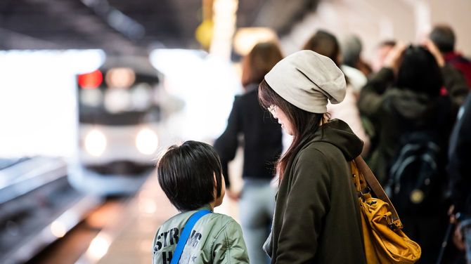2019年4月5日、宇都宮駅で日光行きの電車を待つ母子