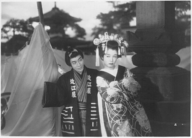 映画『お染久松』（1949年）の笠置シヅ子（右）と榎本健一（左）より