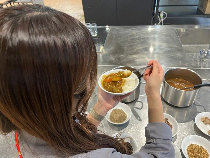 「クロスブレンドカレー」開発中の試食の様子