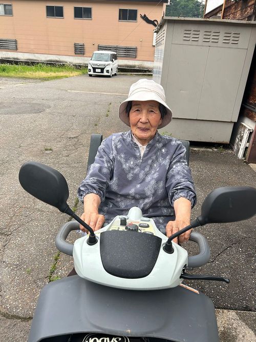 シニアカーで、村内を元気に動き回る千恵さん。