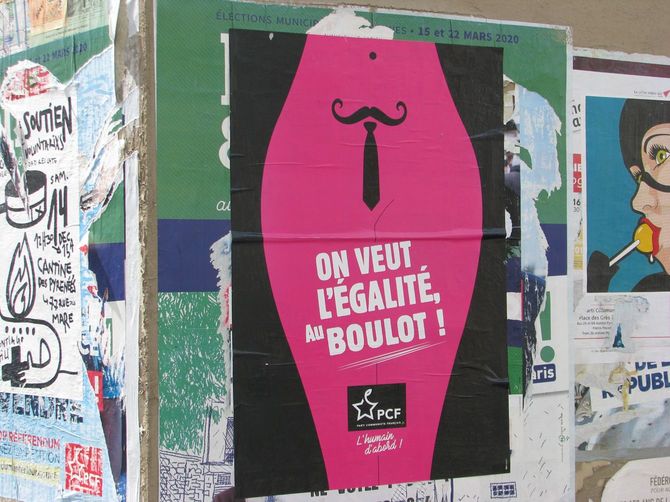 「男女同賃金を！」と書かれたポスター。パリ20区のトランスヴァール通り（写真＝プラド夏樹）