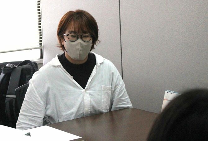 熊本市内で取材に応じた平山ひかりさん（仮名）