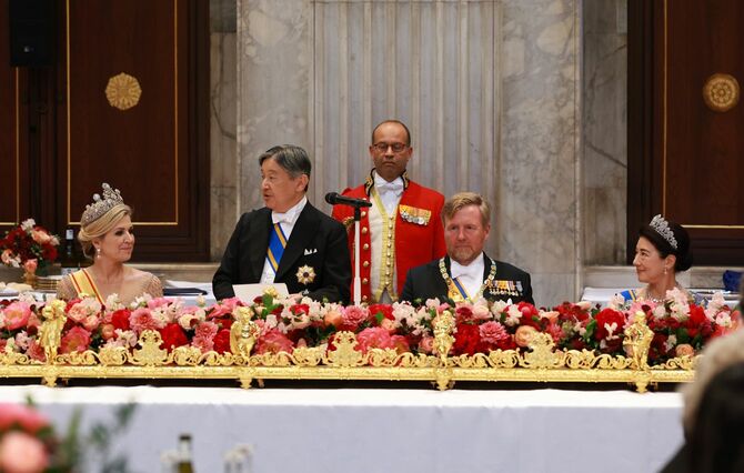 オランダのウィレム・アレクサンダー国王夫妻主催の晩餐会であいさつされる天皇陛下と皇后さま。2026年6月17日、オランダ・アムステルダム王宮［代表撮影］