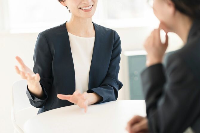 オフィスで働く日本人女性