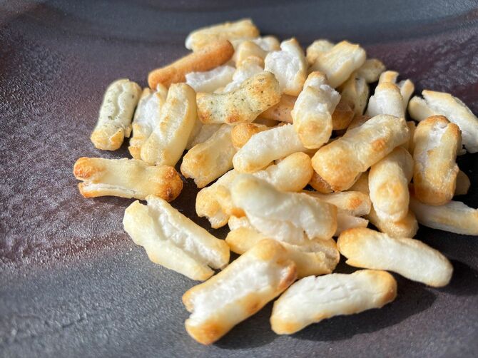 創業当初から販売されている「田舎あられしお味」