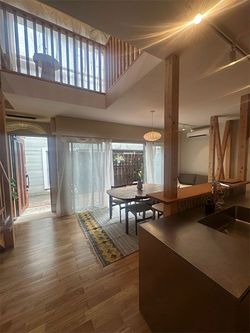 ダイニングの吹き抜けは開放感がある