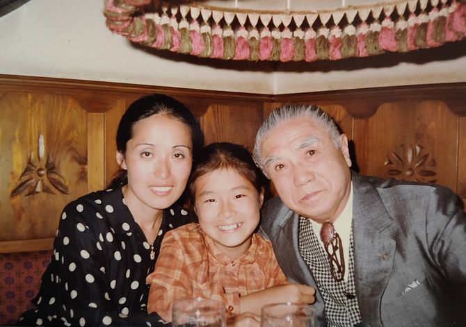 日本の声楽家の草分け・叔父の奥田良三氏（右）と娘の惣永さんとともに。1981年。