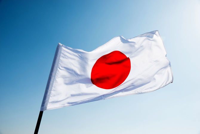 日本の国旗を振って、風