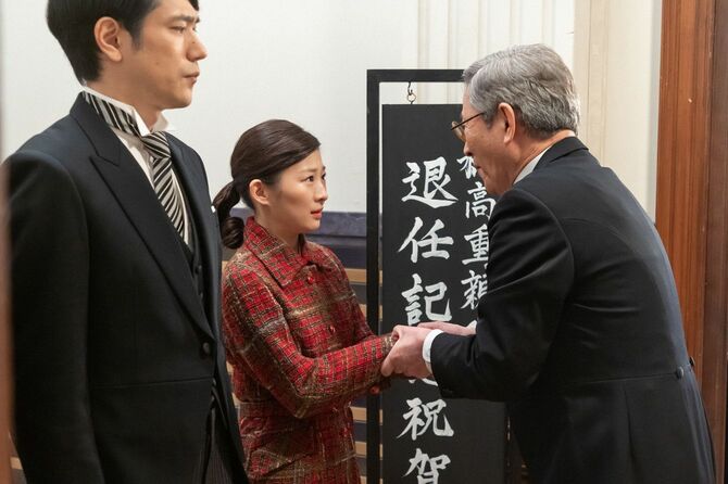 連続テレビ小説「虎に翼」第14週より、主人公の寅子（中央・伊藤沙莉）と穂高教授（右・小林薫）