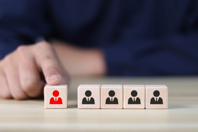 人物のアイコンが描かれた木製のブロック