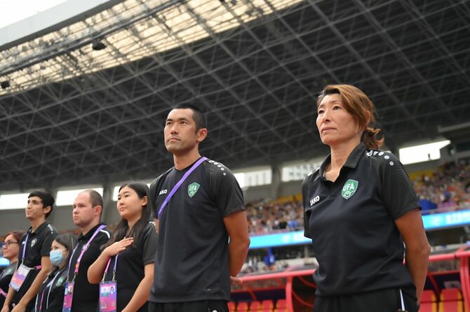 女子サッカー界で常に開拓者であり続けてきた本田美登里監督。左は、同じくウズベキスタンに派遣されている堤喬也ゴールキーパーコーチ。