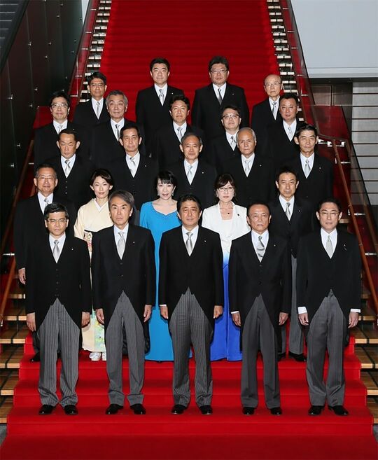 2016年8月3日、第3次安倍内閣第2次改造内閣、国務大臣任命式後の記念撮影。高市早苗氏は総務大臣内閣府特命担当大臣（マイナンバー制度）、稲田朋美氏は防衛大臣に就いた