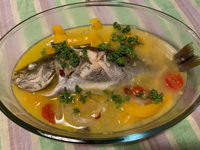 友人宅のちょうどいい皿に収まったイサキのアクアパッツァ。とにかくスープが旨い（友人撮影）