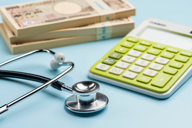 聴診器、電卓、紙幣